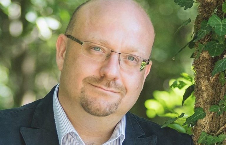 „A kultúránk tanít meg rá, hogy az öndicséret büdös” – interjú az önbecsülésről Kozma-Vízkeleti Dániellel