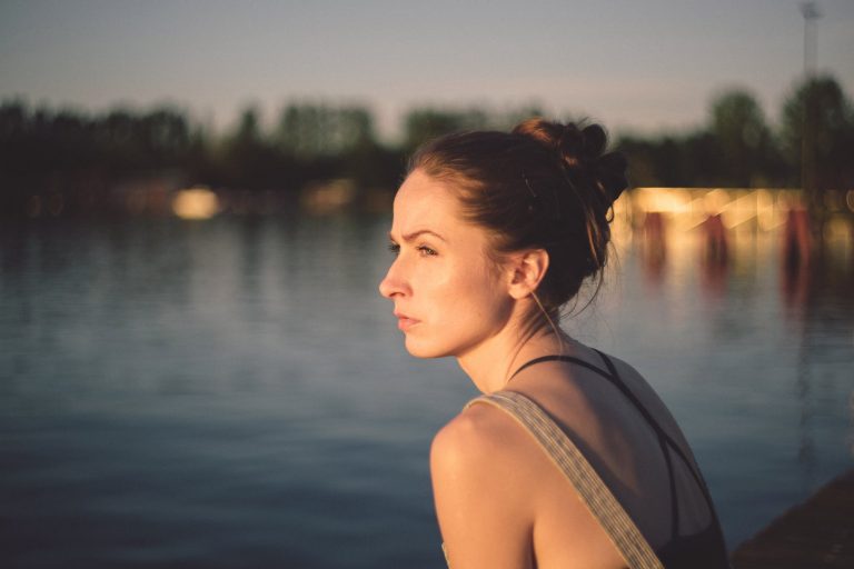 Nem az a kudarc, ha elbukunk, hanem az, ha emiatt nem tudunk szeretni – Brené Brown „Bátraké az erő” című könyvét ajánljuk