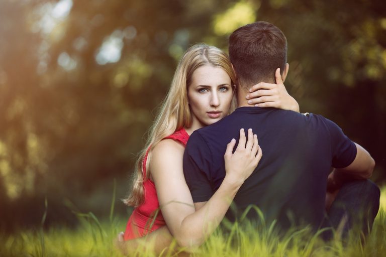 Szerelemből sárdobálás – avagy miért és hogyan gyűlölhetem azt, akit szeretek?