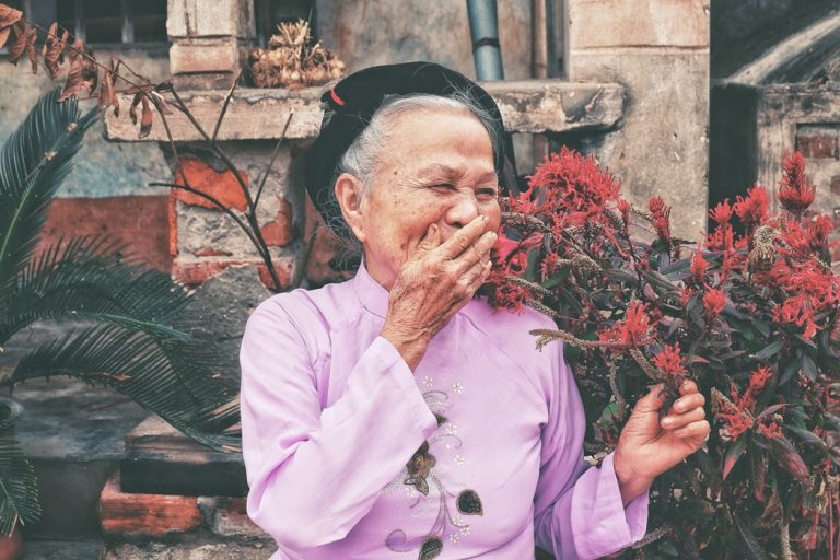 „Tárgyakba helyezzük ki az emlékeinket” – KonMari és a végső rendrakás
