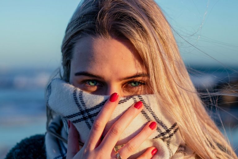 „A hegek látszanak, de arról, hogy mennyit szenvedsz miattuk, mások semmit nem tudnak” – Az aknés bőrproblémák lelki tényezői
