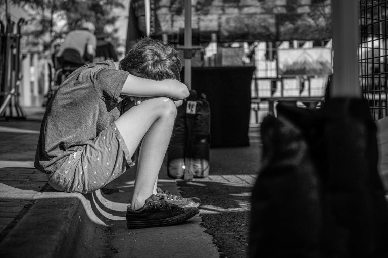 „Véghezvittünk pár felnőtté válást úgy, hogy a környezetünk nem csinált semmit” – 4 gondolat a szenvedélybeteg szülők (felnőtt) gyermekeiről