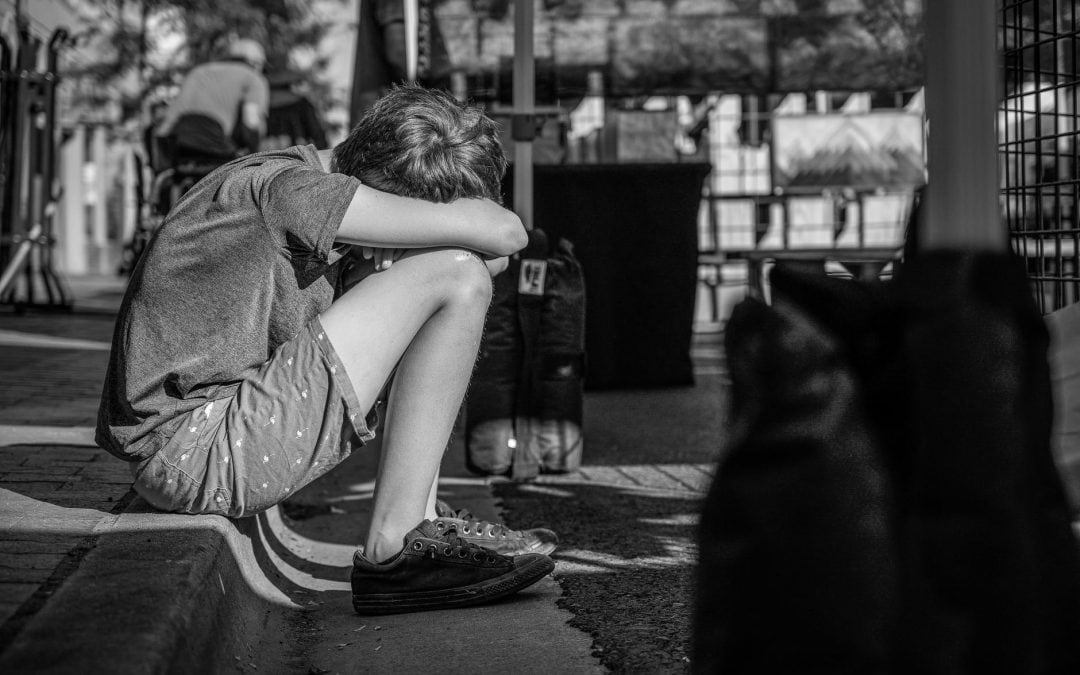 „Véghezvittünk pár felnőtté válást úgy, hogy a környezetünk nem csinált semmit” – 4 gondolat a szenvedélybeteg szülők (felnőtt) gyermekeiről