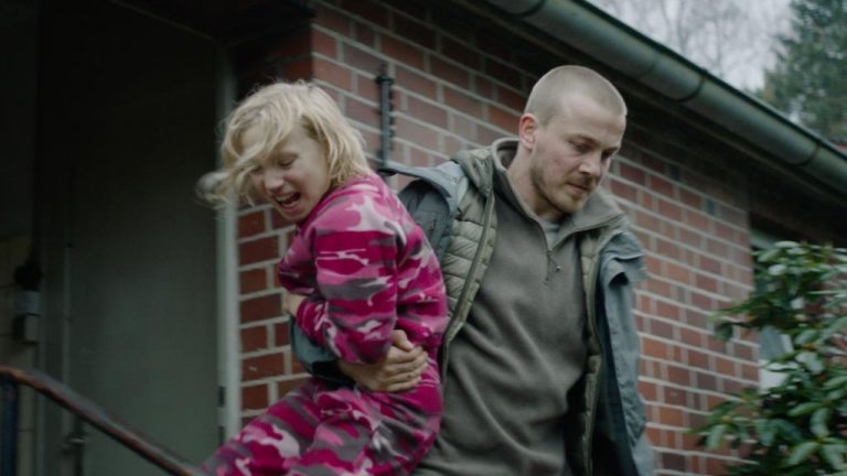 „Akikkel ez történik, azoknak gyakorlatilag elveszik a gyerekkora” – Interjú a Kontroll nélkül című film kapcsán