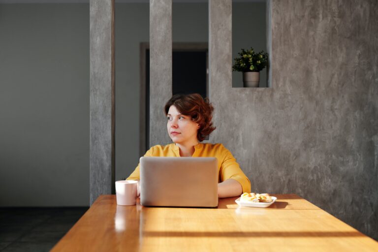 Ezért szorongunk a home office-ban – 3 nyomasztó mondat, ami megnehezítheti az otthoni munkát