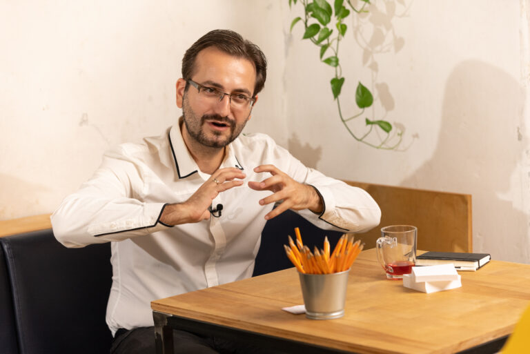 „A terápián a létezésünk szempontjából lényeges dolgokkal érdemes foglalkozni” – Interjú Limpár Imrével